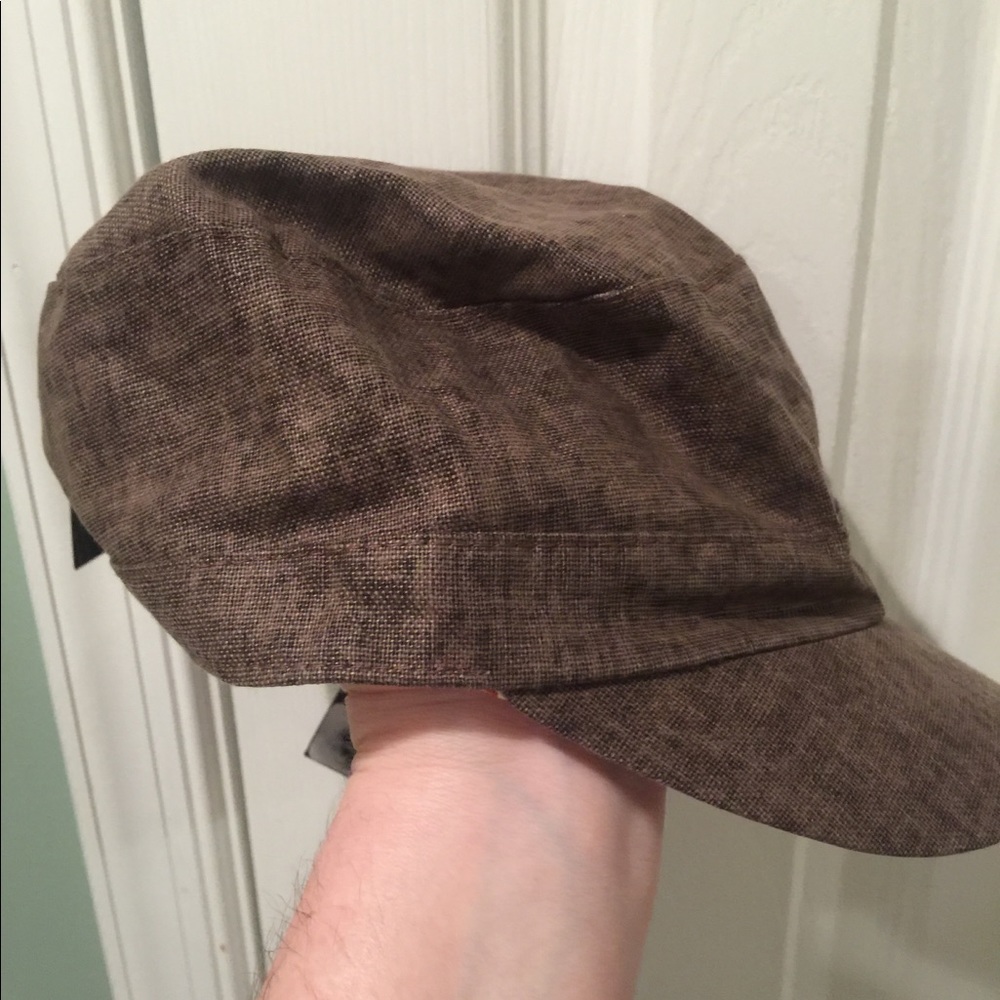 D&Y  Elastafit cap in brown with flower pattern